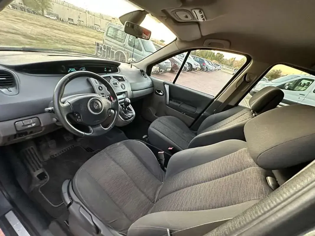 Usado Renault Scénic II Dynamique 106 CV (77 kW) 2007 Gris Monovolumen