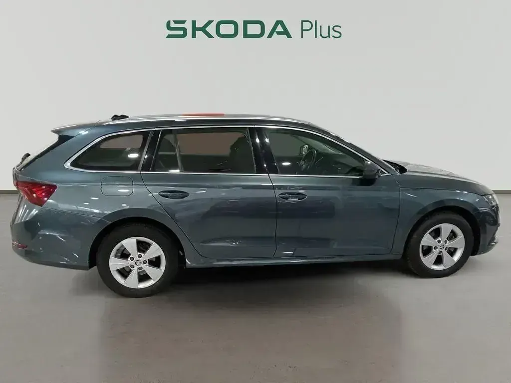 Usado Skoda Octavia Ambition 150 CV (110 kW) 2022 Gris Familiar