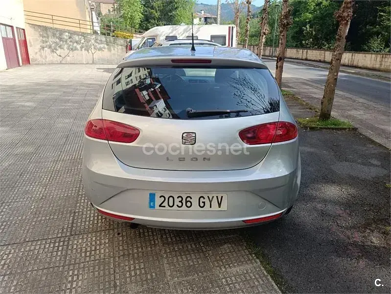 Begagnad Seat Leon Reference 105 HK (77 kW) 2010 Grå Halvkombi