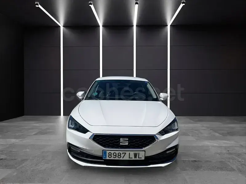 Usado Seat Leon Style 130 CV (95 kW) 2022 Blanco Berlina