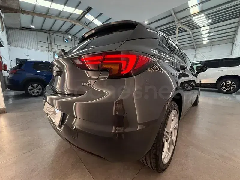 Usado Opel Astra Business 110 CV (80 kW) 2017 Gris / plata Berlina