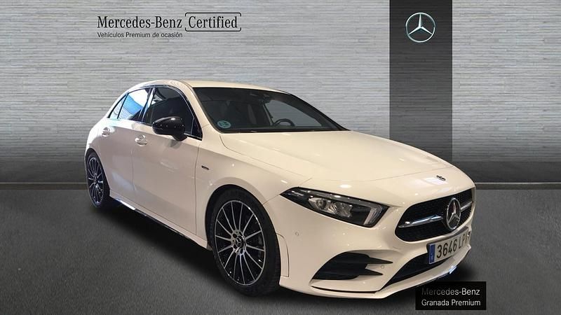 Usado Mercedes A200 AMG line 150 CV (110 kW) 2021 Blanco polar Berlina