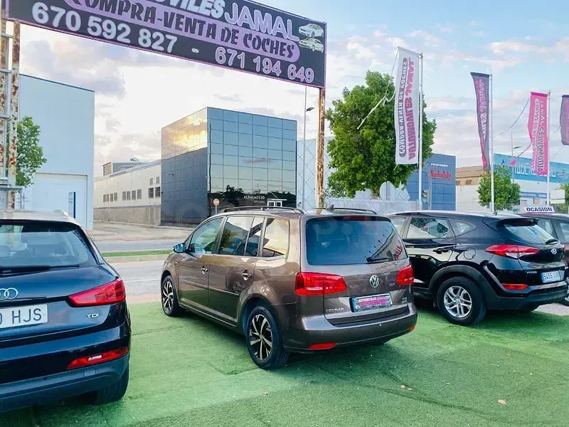 Usado VW Touran Advance 105 CV (77 kW) 2012 Marrón Monovolumen