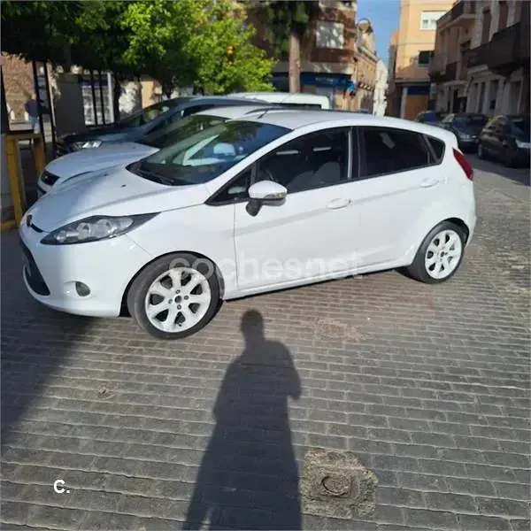 Usado Ford Fiesta 95 CV (69 kW) 2011 Blanco Berlina
