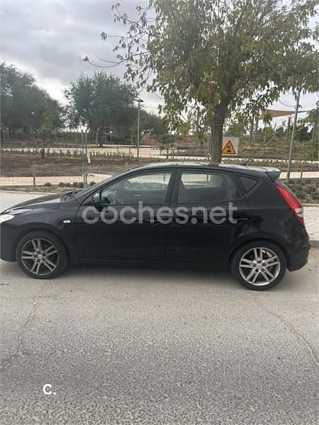 Negro Usado 2010 Hyundai i30 Premium Berlina | 8900 € - Imagen 1/4