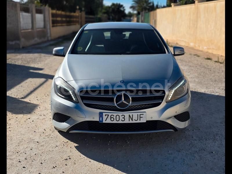 Usado Mercedes A180 Urban 109 CV (80 kW) 2014 Gris / plata Berlina