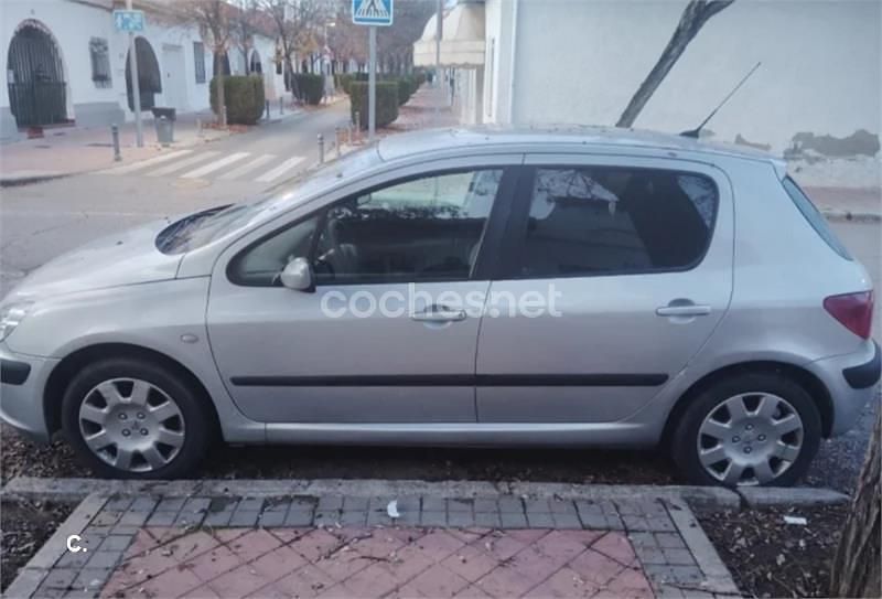 Usado Peugeot 307 110 CV (80 kW) 2003 Gris / plata Berlina