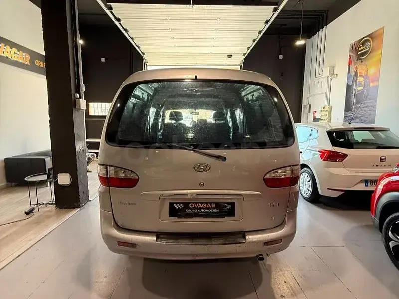 Usado Hyundai H-1 140 CV (102 kW) 2005 Gris / plata Monovolumen