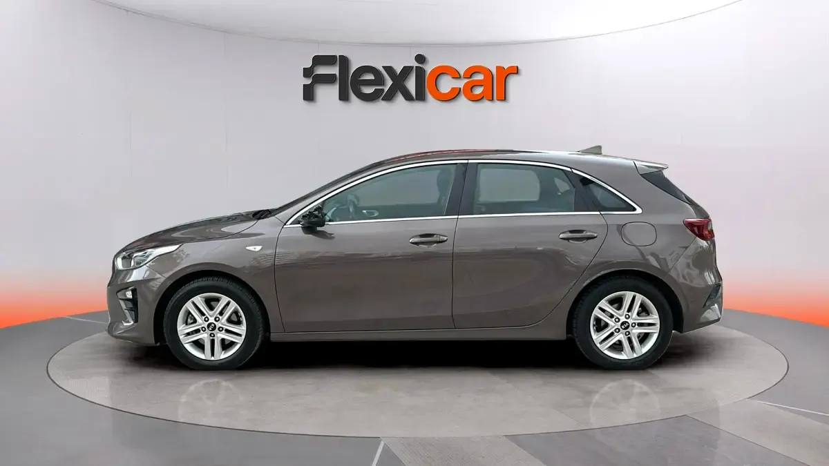 Usado Kia Ceed 140 CV (102 kW) 2020 Marrón Utilitario