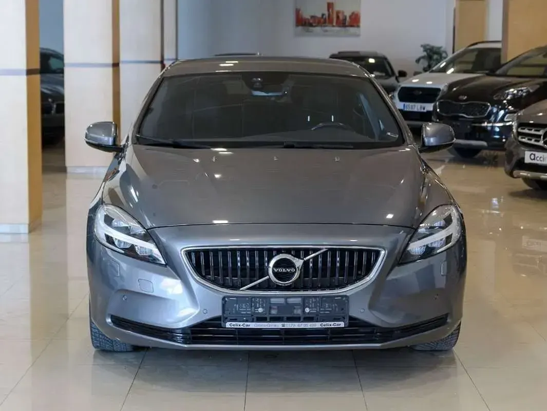 Usado Volvo V40 Momentum 150 CV (110 kW) 2019 Gris / plata Berlina