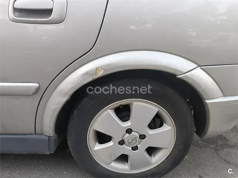 Usado Opel Astra Edition 100 CV (73 kW) 2003 Gris / plata Berlina