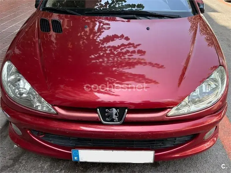 Usado Peugeot 206 75 CV (55 kW) 2002 Rojo Berlina
