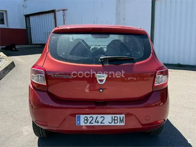 Usado Dacia Sandero Ambiance 75 CV (55 kW) 2014 Rojo Berlina