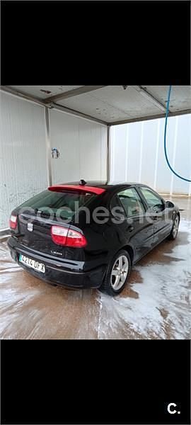 Usado Seat Leon Sport 105 CV (77 kW) 2005 Negro Utilitario