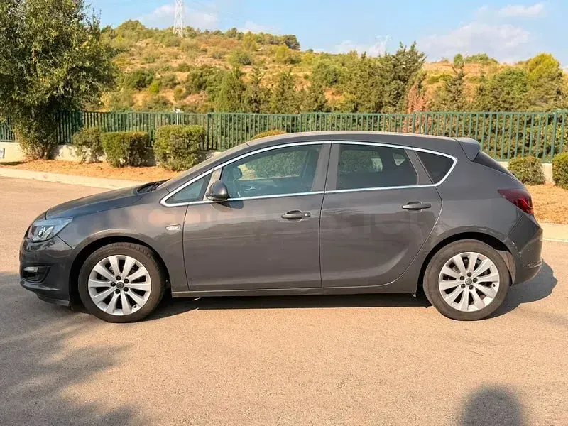 Usado Opel Astra Selective 140 CV (102 kW) 2012 Gris / plata Berlina