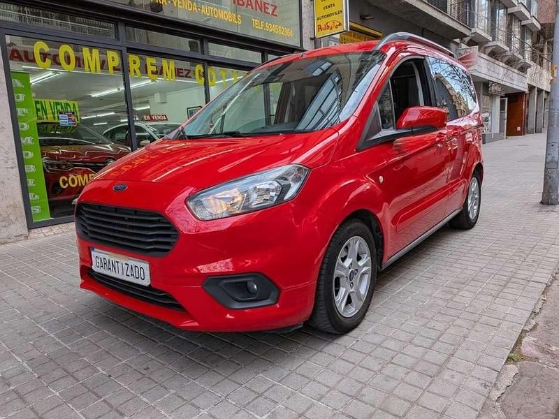 Usado Ford Tourneo Courier Trend 102 CV (75 kW) 2018 Rojo Monovolumen