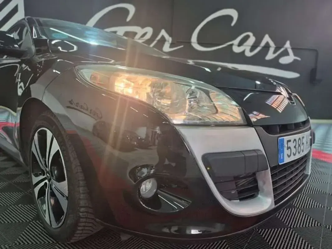 Usado Renault Mégane Bose Edition 131 CV (96 kW) 2011 Negro Coupe