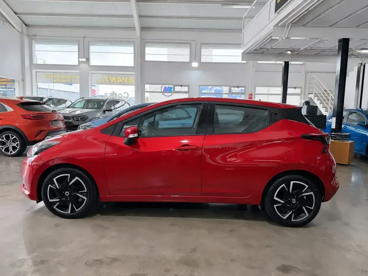 Usado Nissan Micra Acenta 92 CV (67 kW) 2022 Rojo Utilitario