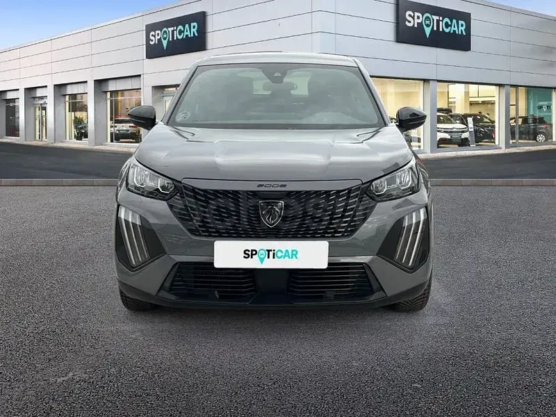 Usado Peugeot 2008 Active 100 CV (73 kW) 2023 Gris / plata SUV