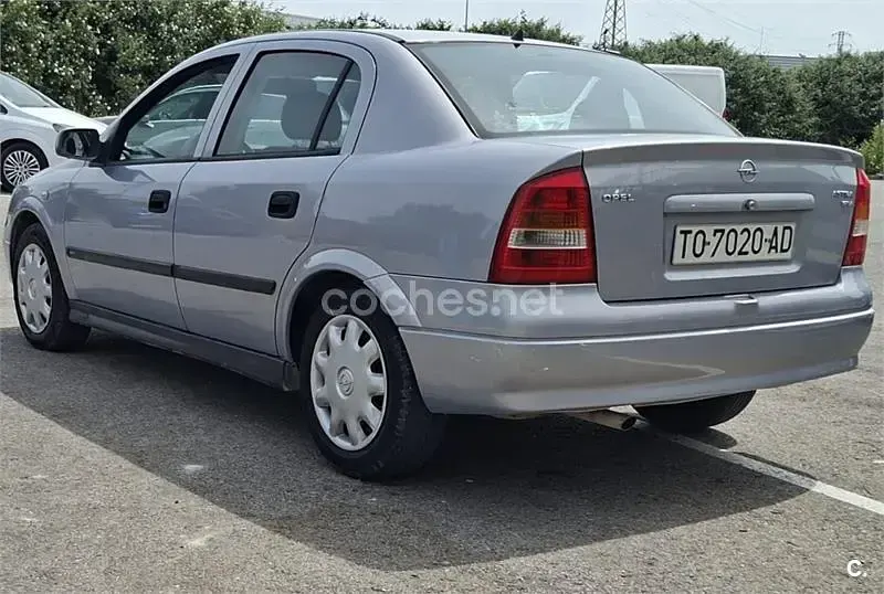 Usado Opel Astra Comfort 100 CV (73 kW) 1999 Gris / plata Berlina