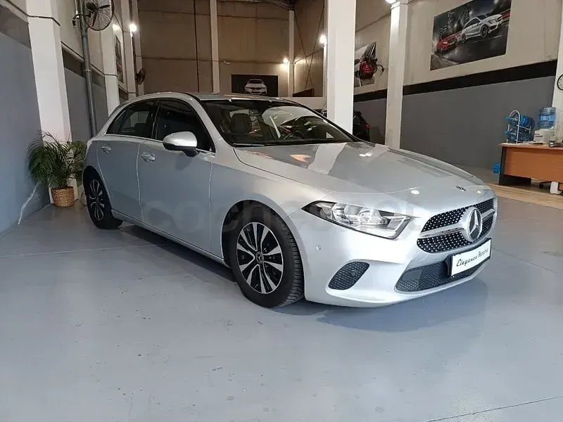 Usado Mercedes A180 136 CV (100 kW) 2020 Gris / plata Berlina