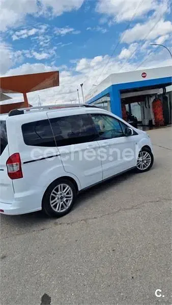 Usado Ford Tourneo Courier Titanium 100 CV (73 kW) 2017 Blanco Monovolumen