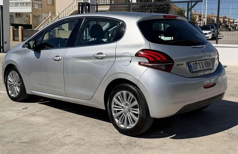 Usado Peugeot 208 Style 110 CV (80 kW) 2017 Plateado Utilitario