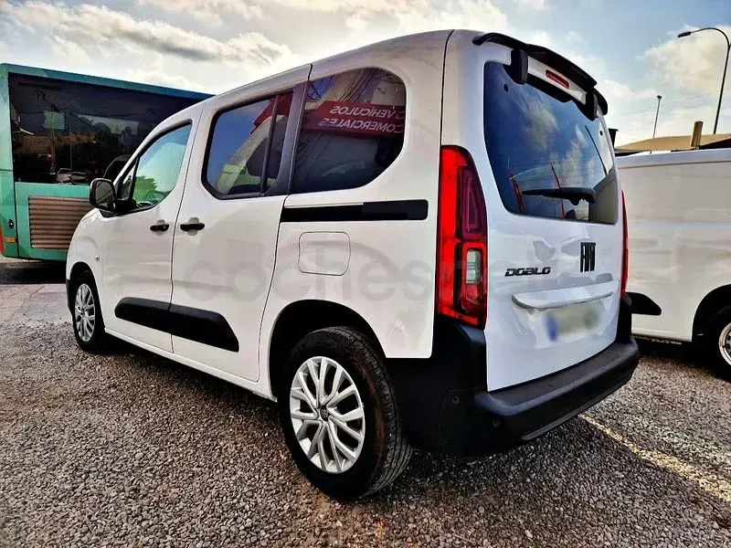 Usado Fiat Doblò 100 CV (73 kW) 2025 Blanco Monovolumen