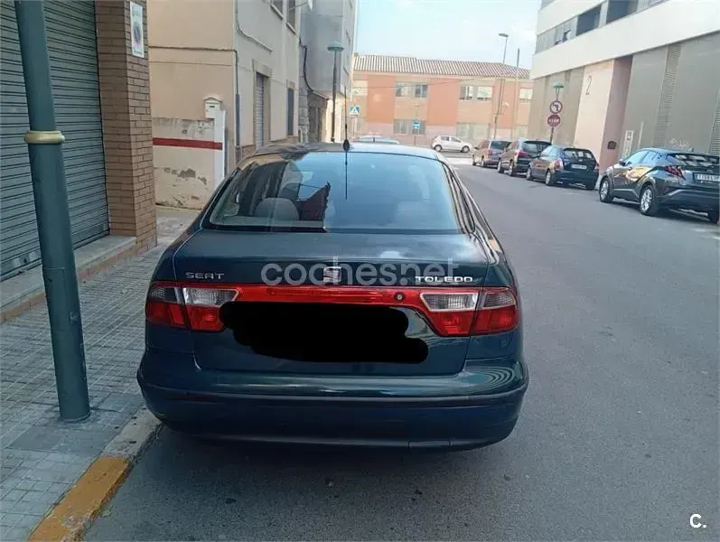 Usado Seat Toledo Stella 100 CV (73 kW) 2000 Verde Berlina