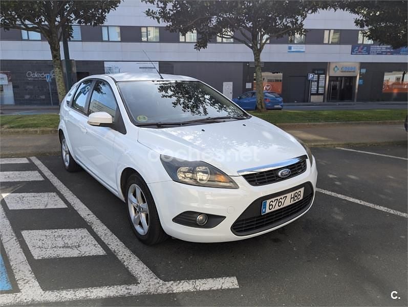Usado Ford Focus Trend 109 CV (80 kW) 2010 Blanco Berlina