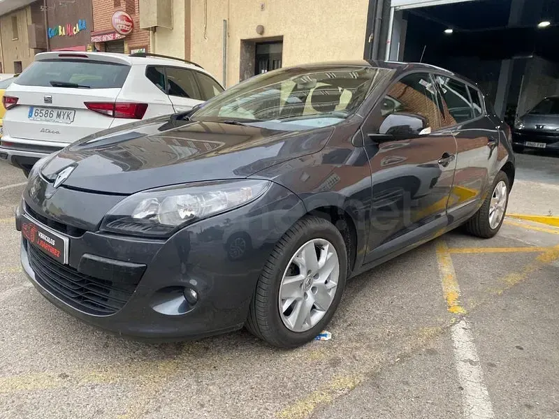 Usado Renault Mégane III Dynamique 110 CV (80 kW) 2011 Gris / plata Berlina