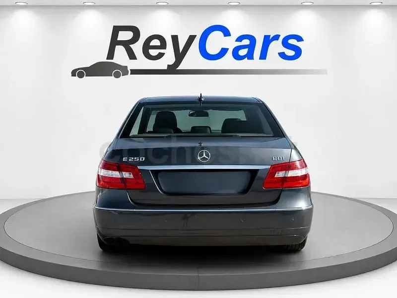 Usado Mercedes E200 Elegance 136 CV (100 kW) 2009 Gris / plata Berlina