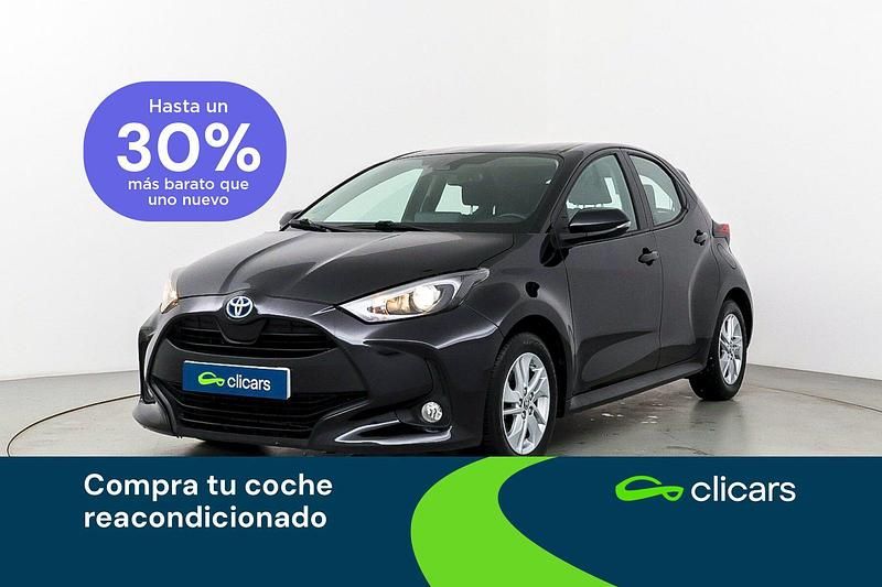 Usado Toyota Yaris Hybrid Active 116 CV (85 kW) 2022 Negro Berlina