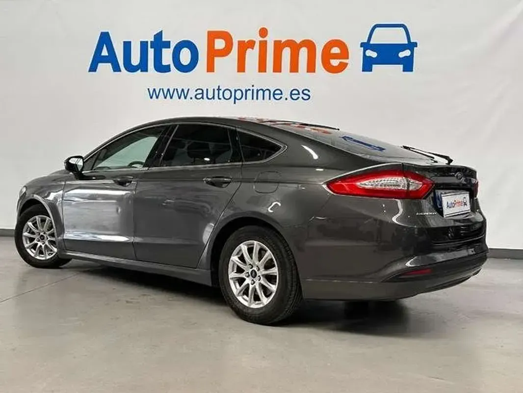 Usado Ford Mondeo Trend 120 CV (88 kW) 2017 Gris Berlina