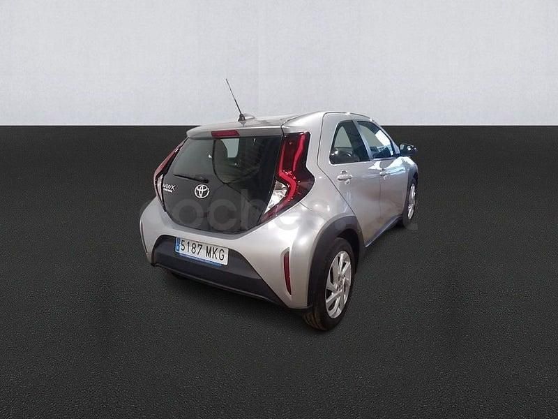 Usado Toyota Aygo X Play 72 CV (52 kW) 2023 Gris / plata SUV