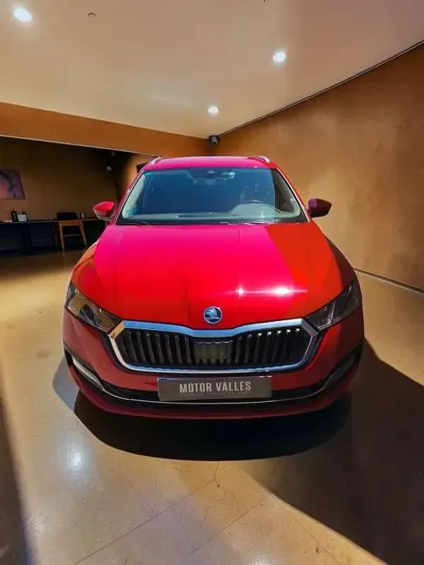 Usado Skoda Octavia Style 150 CV (110 kW) 2022 Rojo Familiar
