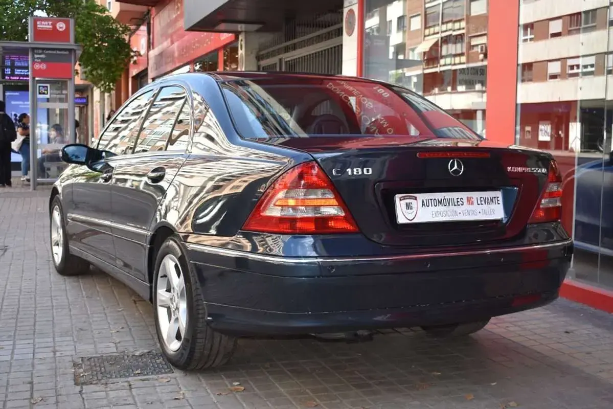 Usado Mercedes C180 Elegance 143 CV (105 kW) 2005 Azul Berlina