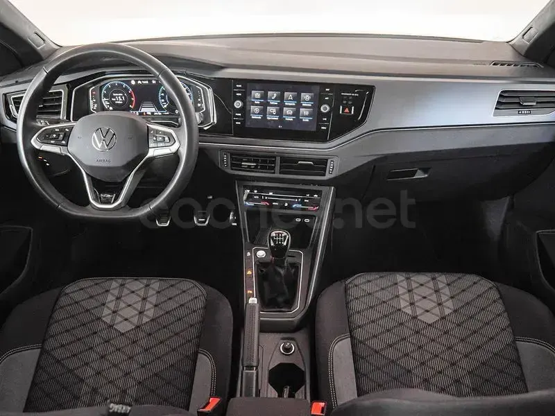 Usado VW Taigo R-line 116 CV (85 kW) 2025 Gris / plata SUV