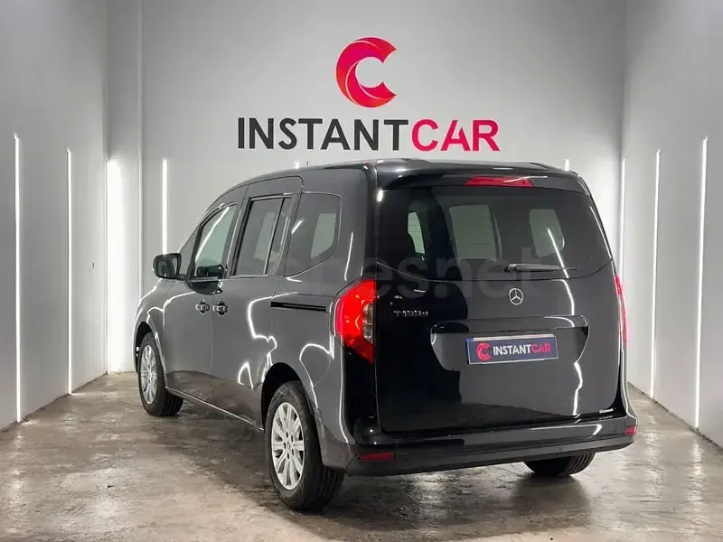 Usado Mercedes T180 116 CV (85 kW) 2023 Negro Monovolumen