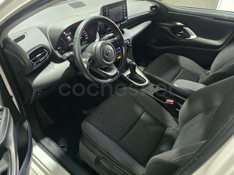 Usado Toyota Yaris Hybrid Business Edition 116 CV (85 kW) 2022 Blanco Berlina