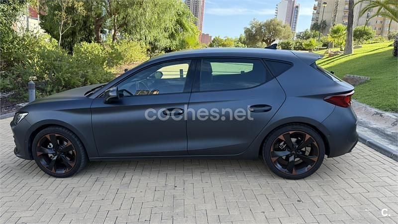 Gris / plata Usado 2023 Cupra Leon Berlina | 25.500 € (Buen precio) - Imagen 1/4