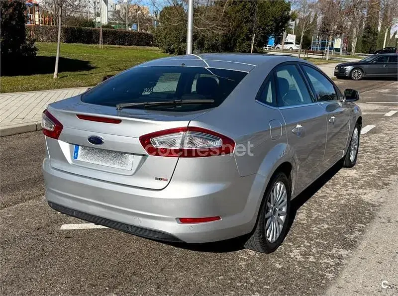 Usado Ford Mondeo Limited 115 CV (84 kW) 2014 Gris / plata Berlina