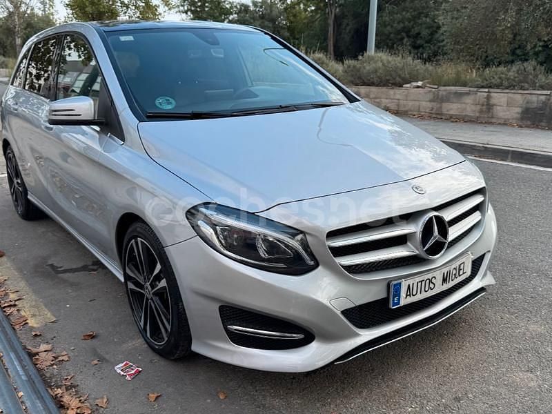 Usado Mercedes B200 136 CV (100 kW) 2018 Gris / plata Monovolumen