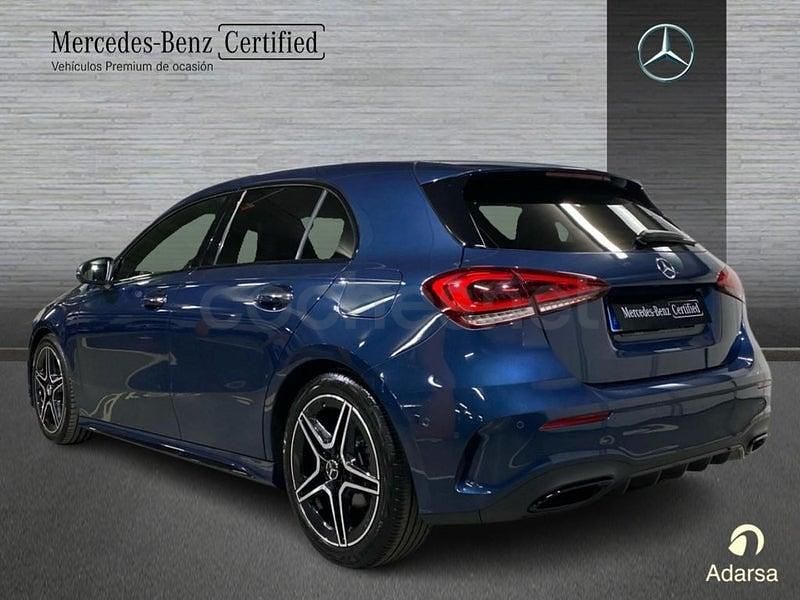 Usado Mercedes A180 AMG line 116 CV (85 kW) 2022 Azul denim Berlina