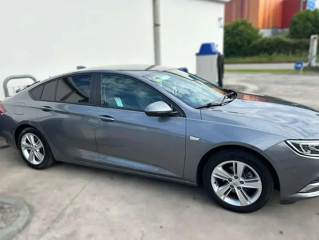 Usado Opel Insignia Selective 136 CV (100 kW) 2017 Gris Familiar