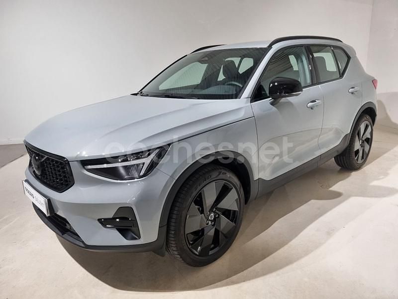 Gris / plata Nuevo 2025 Volvo XC40 Plus SUV | 42.900 € (Precio justo) - Imagen 1/4