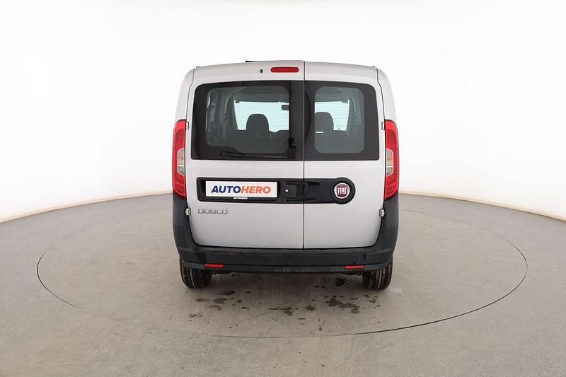 Usado Fiat Doblò Pop 90 HP (66 kW) 2015 Prateado Monovolume