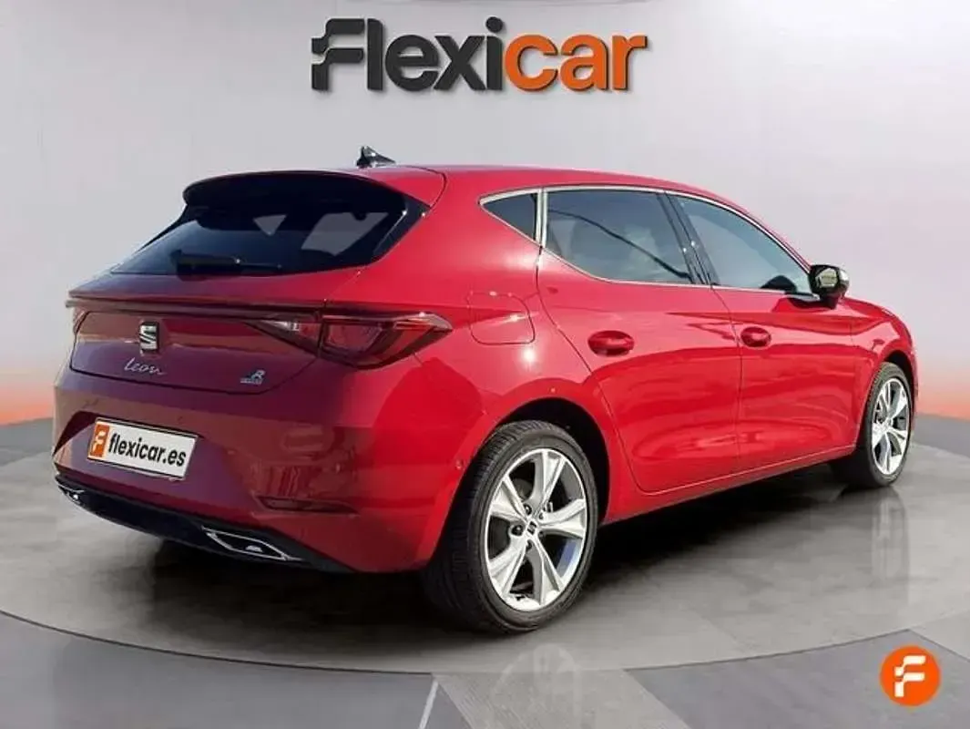 Usado Seat Leon FR 205 CV (150 kW) 2023 Rojo Utilitario