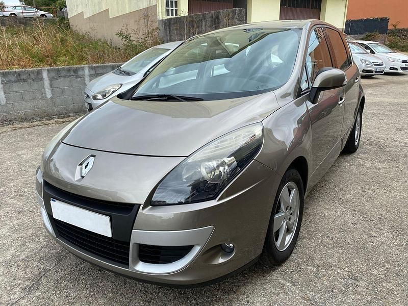 Beige Usado 2011 Renault Scénic III Dynamique Monovolumen | 7800 € (Precio justo) - Imagen 1/4