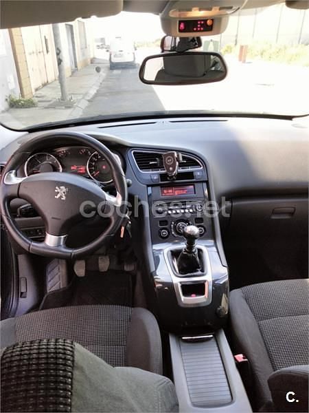 Usado Peugeot 5008 Allure 120 CV (88 kW) 2015 Beige Monovolumen